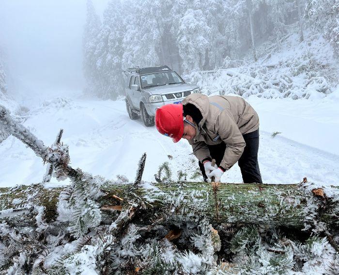 檢修員在通往風(fēng)機(jī)平臺(tái)的途中，清理積雪路障（拍攝者：高述科）