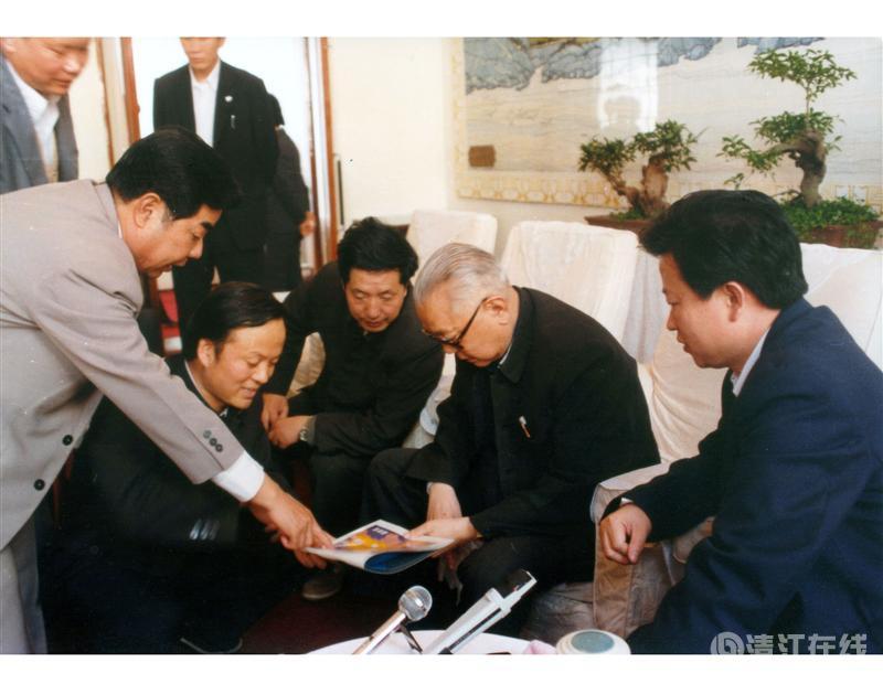 1988年4月，全國政協(xié)主席李先念在宜昌聽取清江開發(fā)匯報