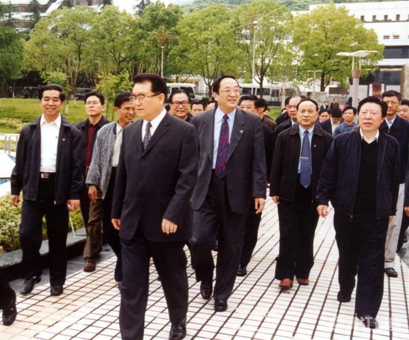 2003年5月，中共中央政治局常委李長春視察清江